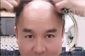 男子给自己设计“抗8级大风”发型：稀疏头发变浓密，骑摩托都没有问题图片