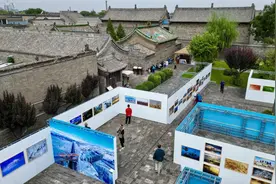 航拍山西平遥古城里的摄影展图片