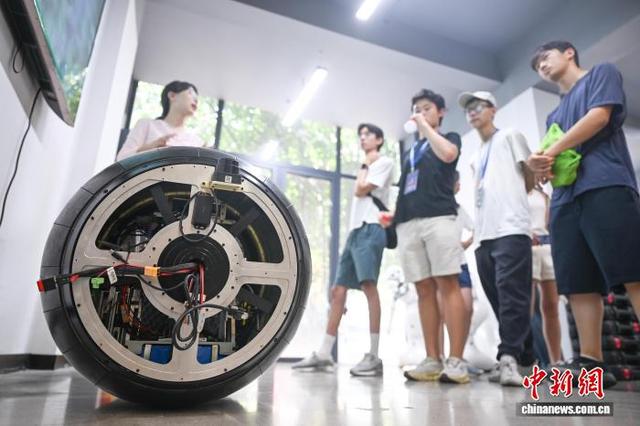 欧洲华裔参访浙江大学 感受中国科技发展