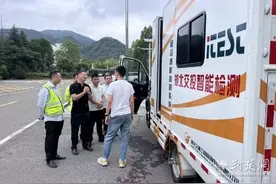 湖北高速AI智能巡检车铺就智慧交通新业态图片
