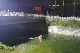 西安一男子深夜骑三轮车，一脚冲进皂河被困！图片
