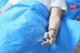 女子和人吵架，吵着吵着手变“鸡爪”！图片