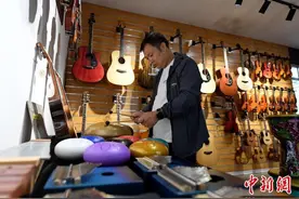 （走进中国乡村）中国乡村音乐小镇：银发族“破圈”西洋乐图片
