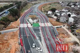 没料到政府宁可多花钱让公路改道，江西“最强钉子户”独守孤房图片