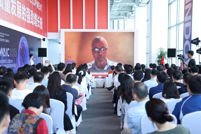 大模型与机器人互促共进的当下，他们想要共筑世界的“新终端”