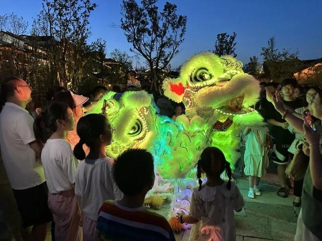 跟着醒狮去旅行！肥娟夫妇在线“摇人”！