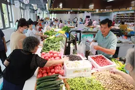 “菜篮子”放进“零距离”便民市集图片