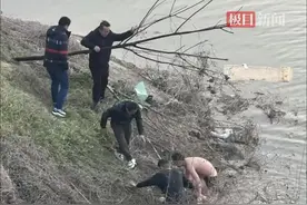 危急时刻，湖北三男子义无反顾跃入冰冷河水中救人图片