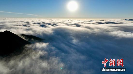 “华中屋脊”神农架雨歇云海生