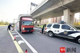 图方便走“捷径”者可以休矣，货车摩托车违规驶上快速路，扬州今年已查处3700多起图片