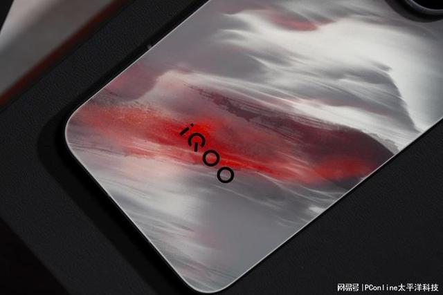 iQOO 15凌云图赏：水墨山河，赤霞为锋