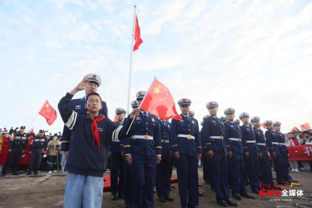 日出泰山，满山尽是中国红！今天，我们在泰安，祝福伟大祖国：繁荣昌盛、国泰民安！