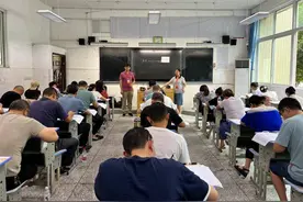 严谨治学 以考促学！四川荣县开展教师学科素养考试图片