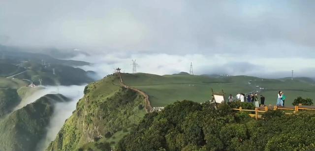 淡季“强基” ,乌蒙大草原修缮停车场推动服务升级