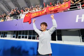 杭州亚运会丨攻入五球后，王霜去看台找“偶像”图片
