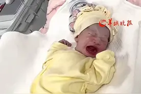 爸爸参与胎教真的很重要！刚出生的宝宝一听到爸爸的声音就不哭了……图片