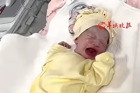 爸爸参与胎教真的很重要！刚出生的宝宝一听到爸爸的声音就不哭了……图片