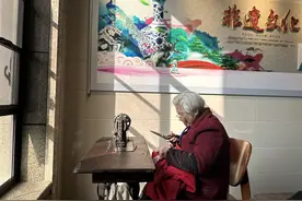 杭州80岁的爱心“裁缝奶奶”，一针一线间让旧衣物重新焕发活力图片