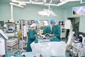 青岛海慈医疗集团院士团队共同主刀，助力脊柱侧弯患者重回“直立人生”图片