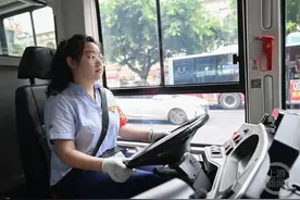 00后公交女司机火了！本人回应图片