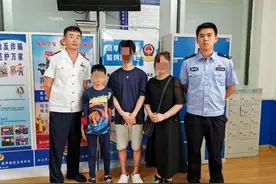 公交车上“捡”到迷路孩子，警民联手帮其找家长图片