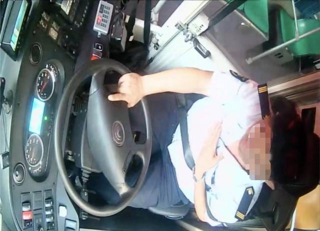 公交司机离世前救下一车乘客