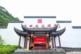 这场“红旗飘飘”的文艺巡演，真正走到了群众中去图片