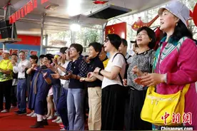 台湾乡亲看宁夏参访团走进宁夏 与大陆居民合唱《外婆的澎湖湾》图片