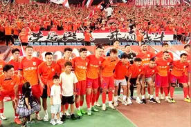 一笑泯恩仇！泰山队队员重回北看台下和球迷互动图片