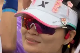 2025汉马鸣枪起跑：有跑者戴樱花发卡，在脸上贴樱花标志图片