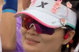 2025汉马鸣枪起跑：有跑者戴樱花发卡，在脸上贴樱花标志图片