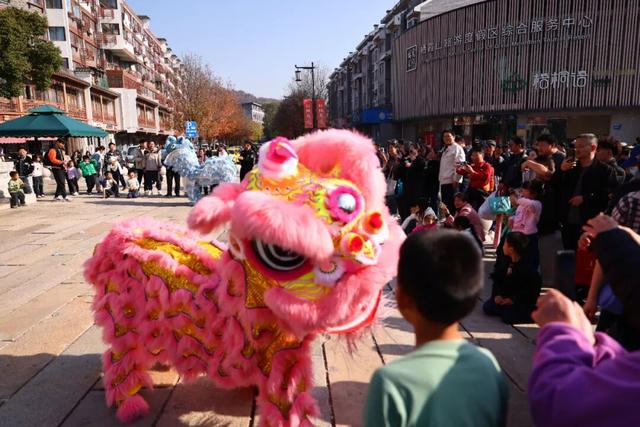 栖霞山人气爆棚，红叶超长待机！@友友们，错峰更有乐趣哦~