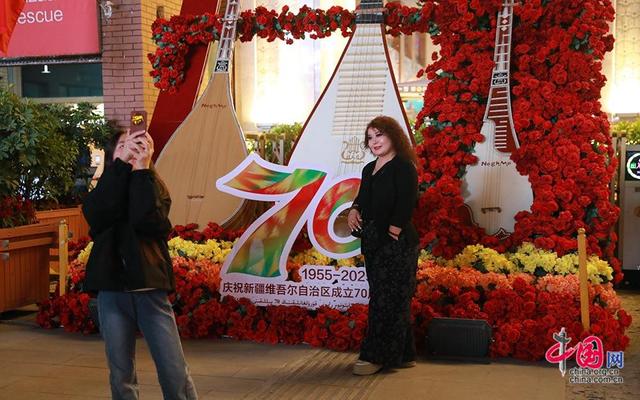 热闹与繁华 国际大巴扎见证新疆70年蝶变