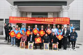 红色文艺轻骑兵摄影小分队到五华龙村送福啦图片