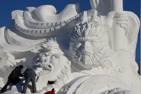 惟妙惟肖！雪雕限定版悟空归来现身哈尔滨图片