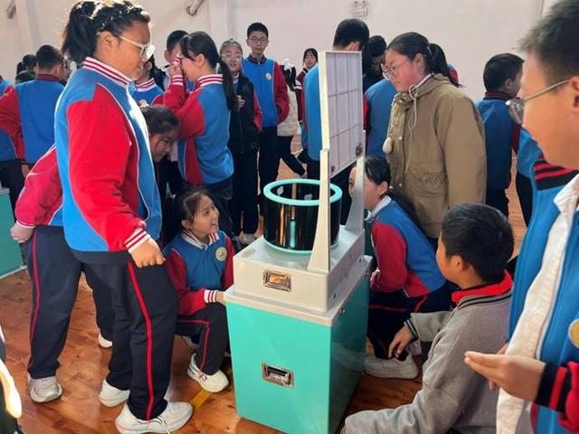 大连瓦房店：科普大篷车进校园 科技魅力润童心