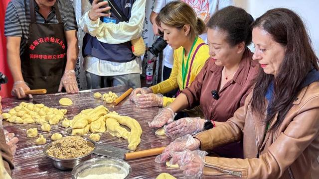 国际范儿遇见简阳味儿 50位中外主播网红以画笔+月饼，勾勒文化交融新画卷