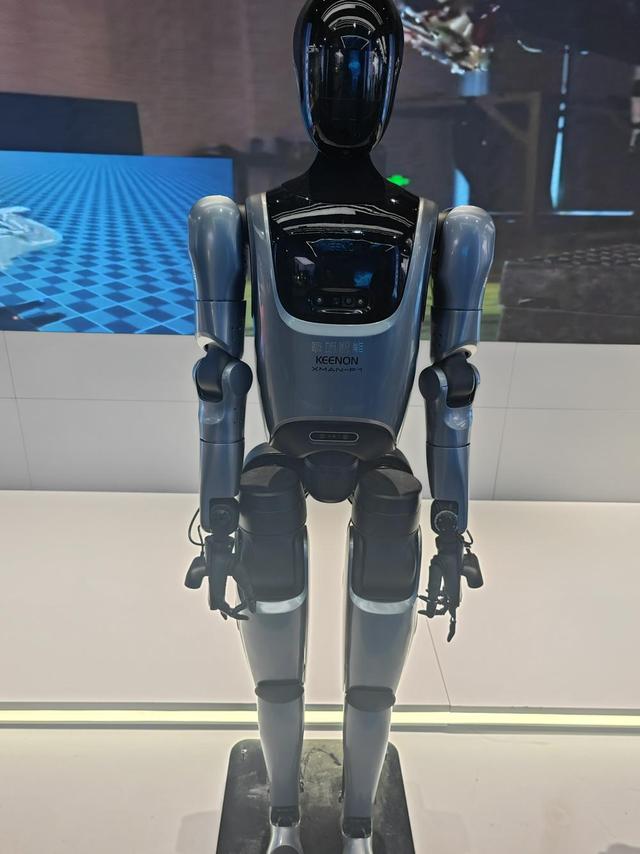 直击全球首家机器人4S店：C端陪伴型机器人受捧，医疗级产品售价超千万