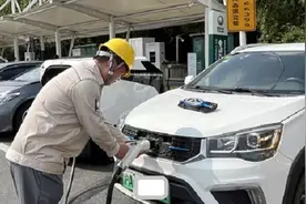 保障高速公路服务区充电  上海电力首次投入智能移动充电机器人图片