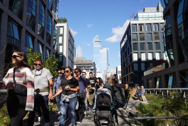 纽约高线公园：废弃铁路成为观光热点