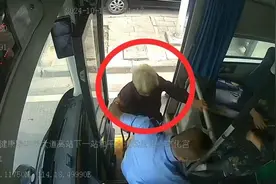 公交车外，武汉一位奶奶突然鞠躬图片