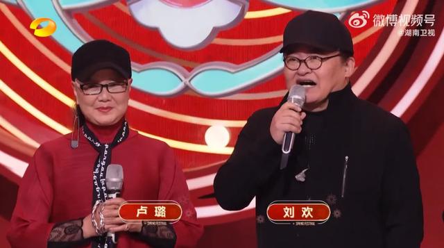 刘欢33岁女儿结婚，婚礼现场画面流出，一头红发笑容灿烂；此前刘欢曾带女儿走红毯