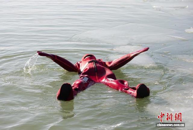 宁夏银川：冰浮项目解锁冬日乐趣