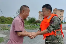 台风“普拉桑”来袭，海军官兵勇救被困群众图片
