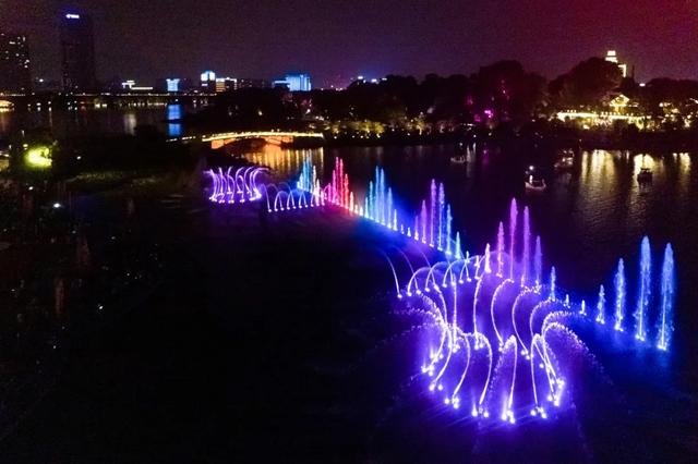 白天是南京，夜晚是金陵