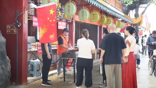 国庆首日，济阳“九曲黄河万里情”景区火爆迎客，红旗飘飘点燃家国情怀