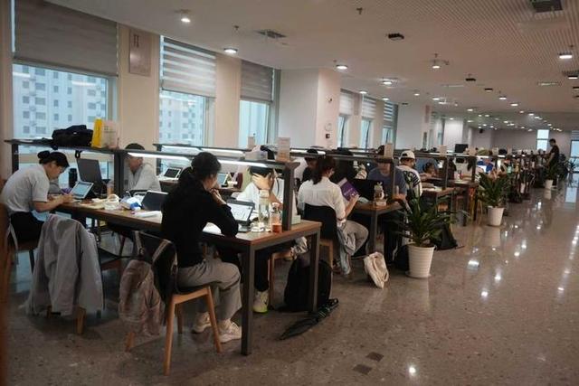 国庆阴雨催热“书香打卡”，济南这处图书馆成市民好去处