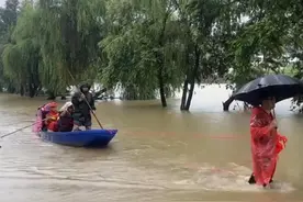 贵州荔波县出现特大暴雨，小七孔景区闭园至23日，村民称自家房屋进水1米多深图片