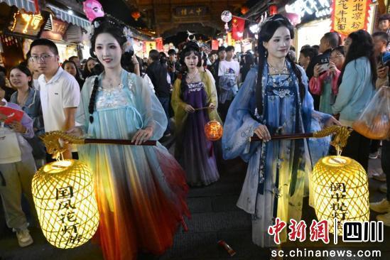 国庆假期阆中古城“宠客”花样多 打造节庆新场景