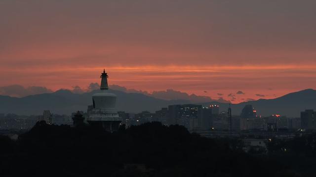 京城入夜流光溢彩，处处美景温柔醉人